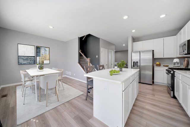 1004 Atterberg Road, South Elgin, IL 60177