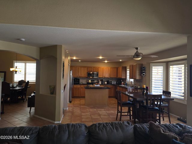 860 S Lucinda Drive, Tucson, AZ 85748