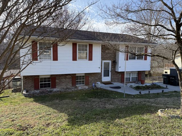 610 Red Bud Ln, Oliver Springs, TN 37840