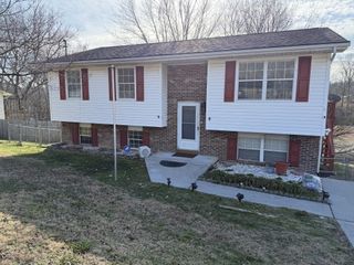 610 Red Bud Ln, Oliver Springs, TN 37840