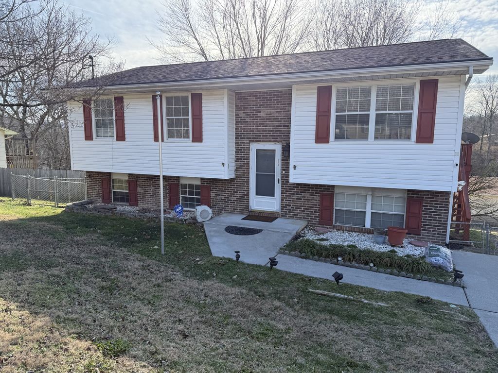 610 Red Bud Ln, Oliver Springs, TN 37840
