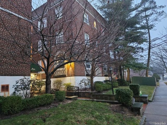 30 Shipherd Avenue 6B, Lynbrook, NY 11563