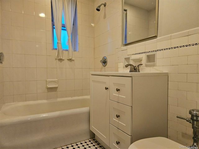 30 Shipherd Avenue 6B, Lynbrook, NY 11563