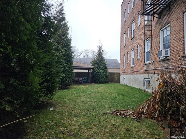 30 Shipherd Avenue 6B, Lynbrook, NY 11563