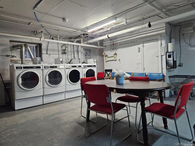 30 Shipherd Avenue 6B, Lynbrook, NY 11563