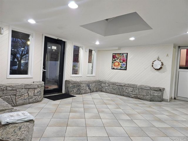 30 Shipherd Avenue 6B, Lynbrook, NY 11563