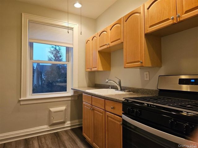 30 Shipherd Avenue 6B, Lynbrook, NY 11563