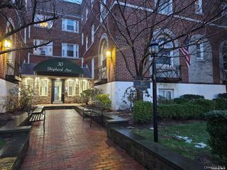 30 Shipherd Avenue 6B, Lynbrook, NY 11563