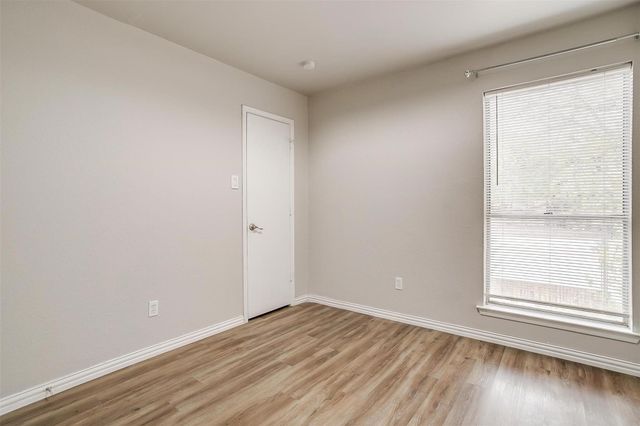 5947 Chimney Wood Circle, Fort Worth, TX 76112