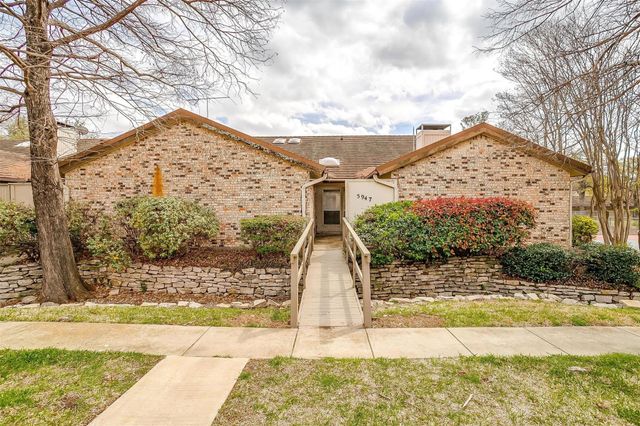 5947 Chimney Wood Circle, Fort Worth, TX 76112