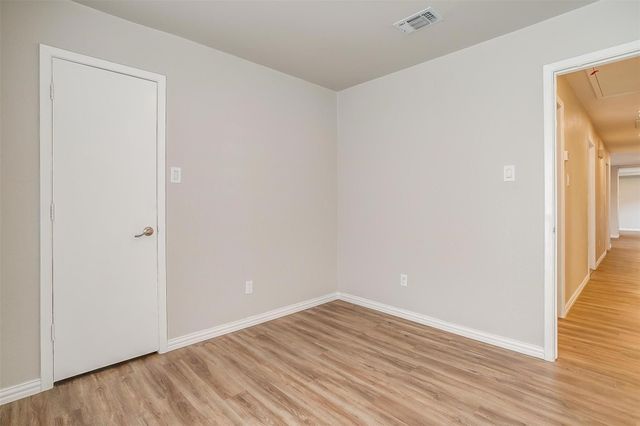 5947 Chimney Wood Circle, Fort Worth, TX 76112