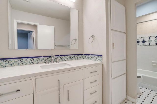 5947 Chimney Wood Circle, Fort Worth, TX 76112