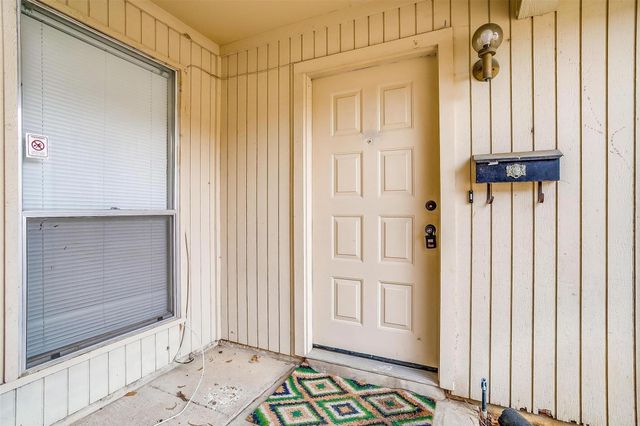 5947 Chimney Wood Circle, Fort Worth, TX 76112