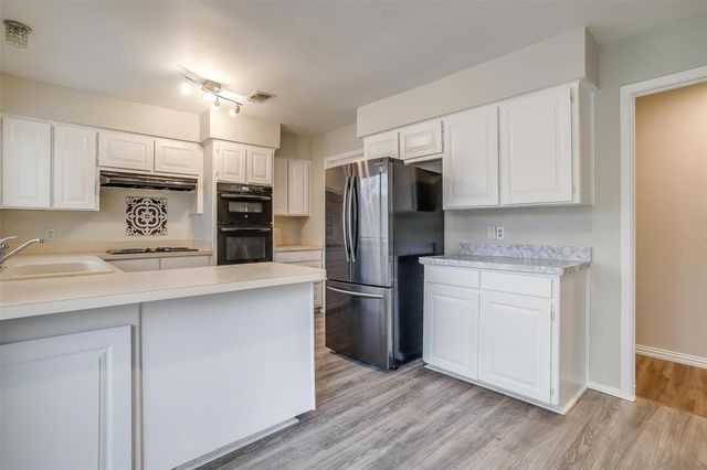 5947 Chimney Wood Circle, Fort Worth, TX 76112