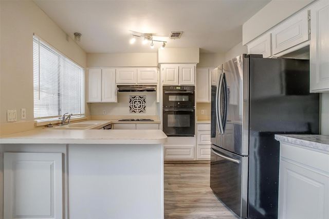 5947 Chimney Wood Circle, Fort Worth, TX 76112