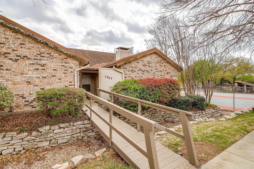 5947 Chimney Wood Circle, Fort Worth, TX 76112