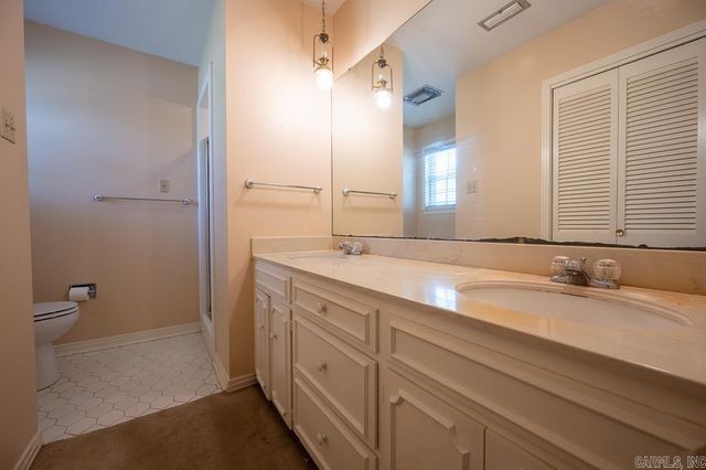 8 Sandstone Court, Little Rock, AR 72227