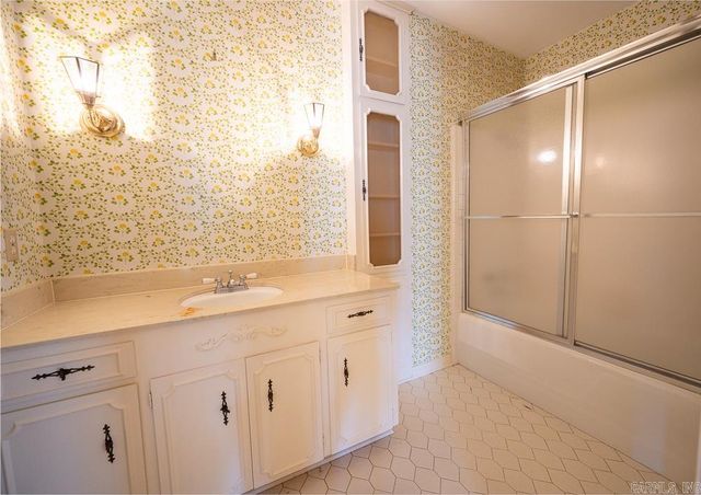 8 Sandstone Court, Little Rock, AR 72227