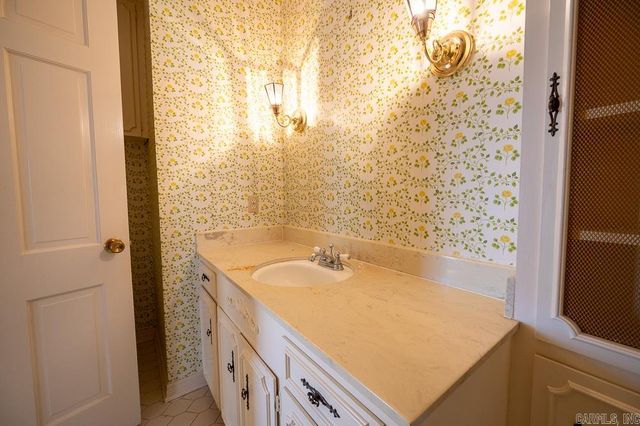 8 Sandstone Court, Little Rock, AR 72227