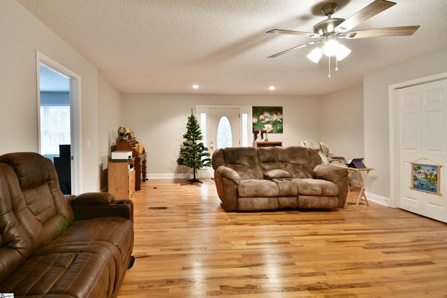 134 Rolling Drive, Westminster, SC 29693