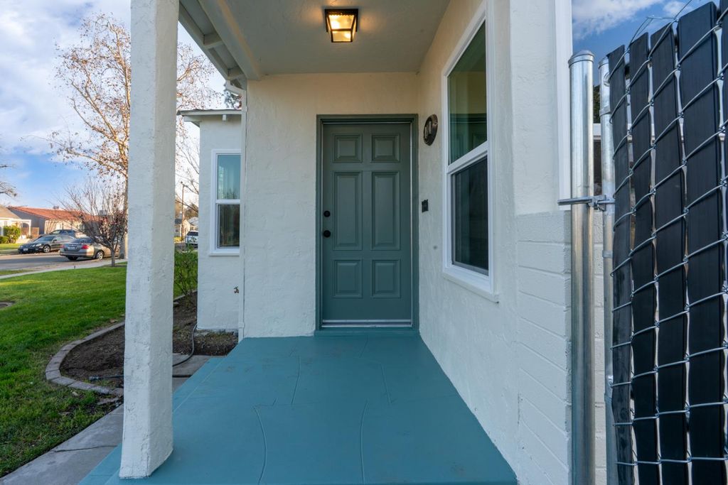 Image 19 of property listing at 1491 N Farris Avenue, Fresno, CA 93728