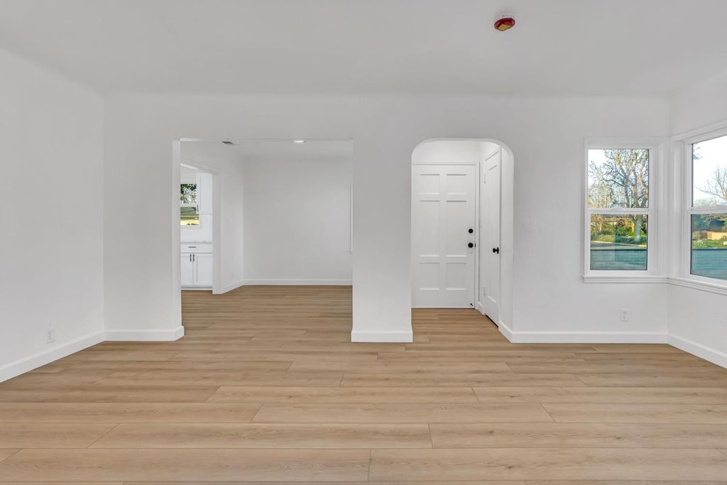 Image 2 of property listing at 1491 N Farris Avenue, Fresno, CA 93728