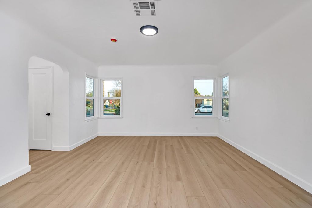 Image 3 of property listing at 1491 N Farris Avenue, Fresno, CA 93728