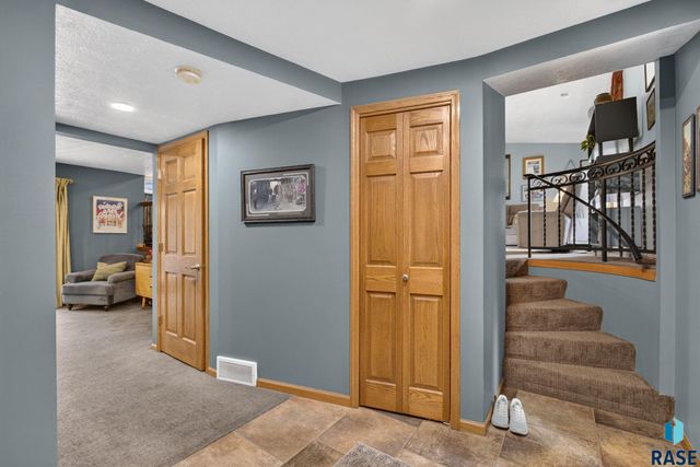 708 E Alder Ln Lane, Sioux Falls, SD 57105