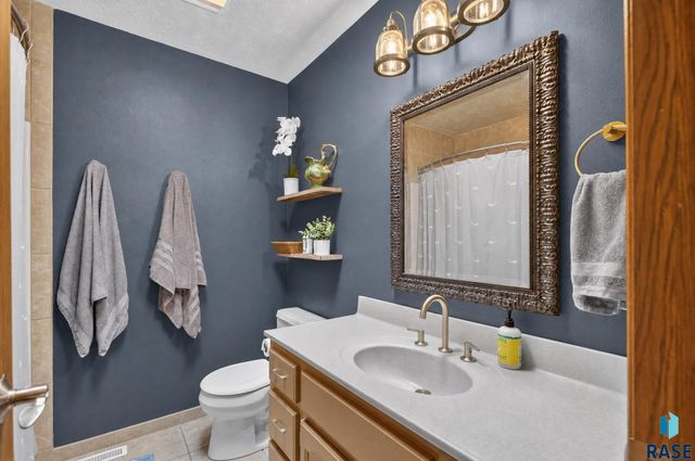 708 E Alder Ln Lane, Sioux Falls, SD 57105
