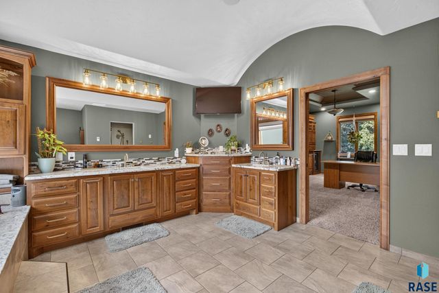 708 E Alder Ln Lane, Sioux Falls, SD 57105
