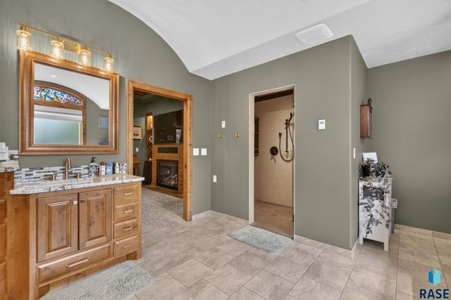 708 E Alder Ln Lane, Sioux Falls, SD 57105