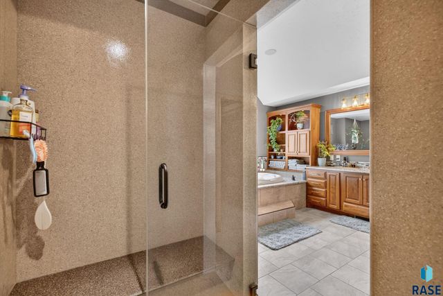 708 E Alder Ln Lane, Sioux Falls, SD 57105