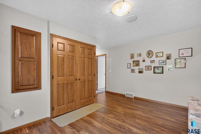 708 E Alder Ln Lane, Sioux Falls, SD 57105