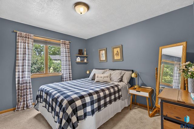 708 E Alder Ln Lane, Sioux Falls, SD 57105