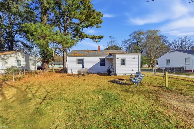 9 Gay DR, Newport News, VA 23606