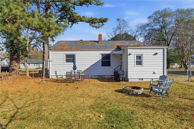 9 Gay DR, Newport News, VA 23606