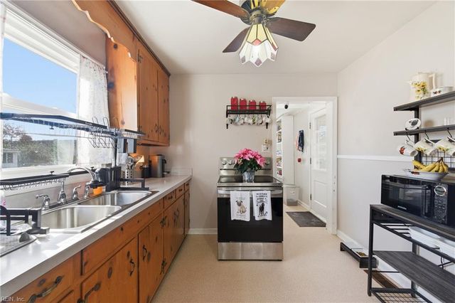 9 Gay DR, Newport News, VA 23606