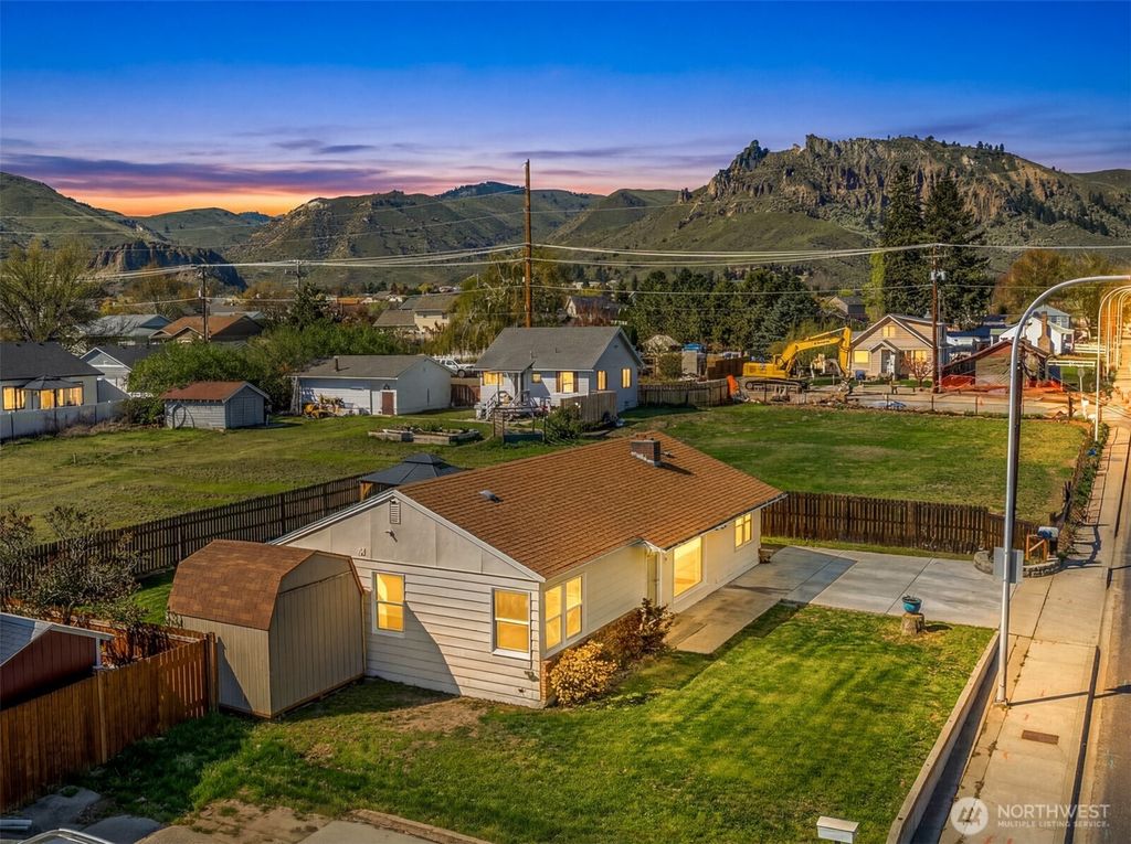565 Crawford Avenue, Wenatchee, WA 98801