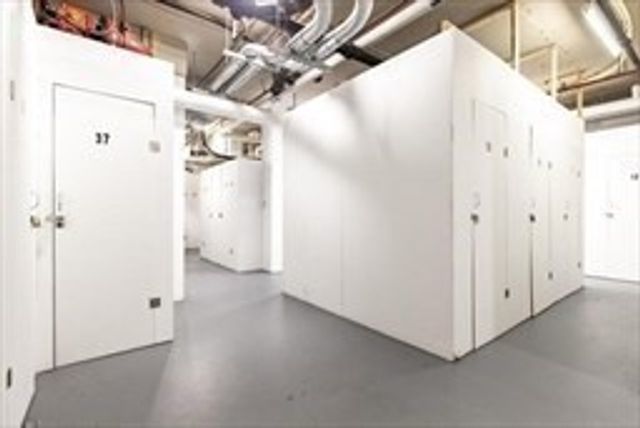 2 Hawthorne Pl 8C, Boston, MA 02114