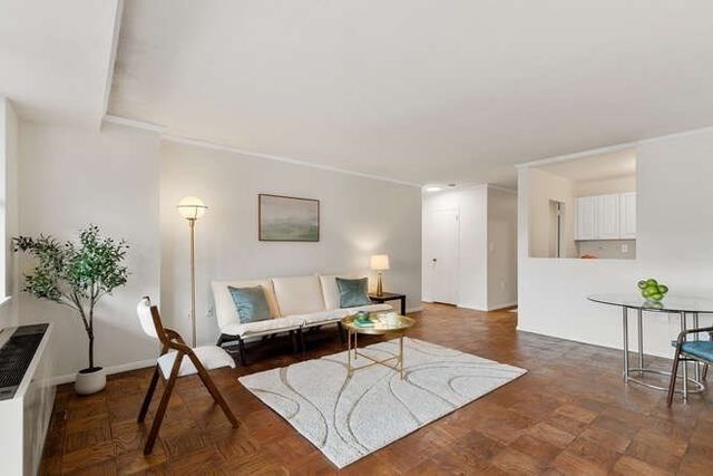 2 Hawthorne Pl 8C, Boston, MA 02114