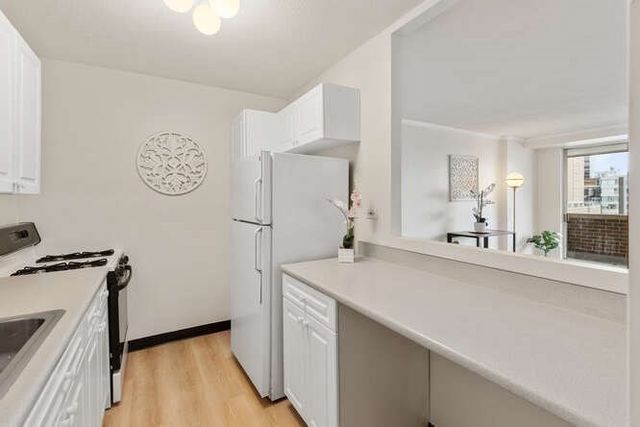 2 Hawthorne Pl 8C, Boston, MA 02114