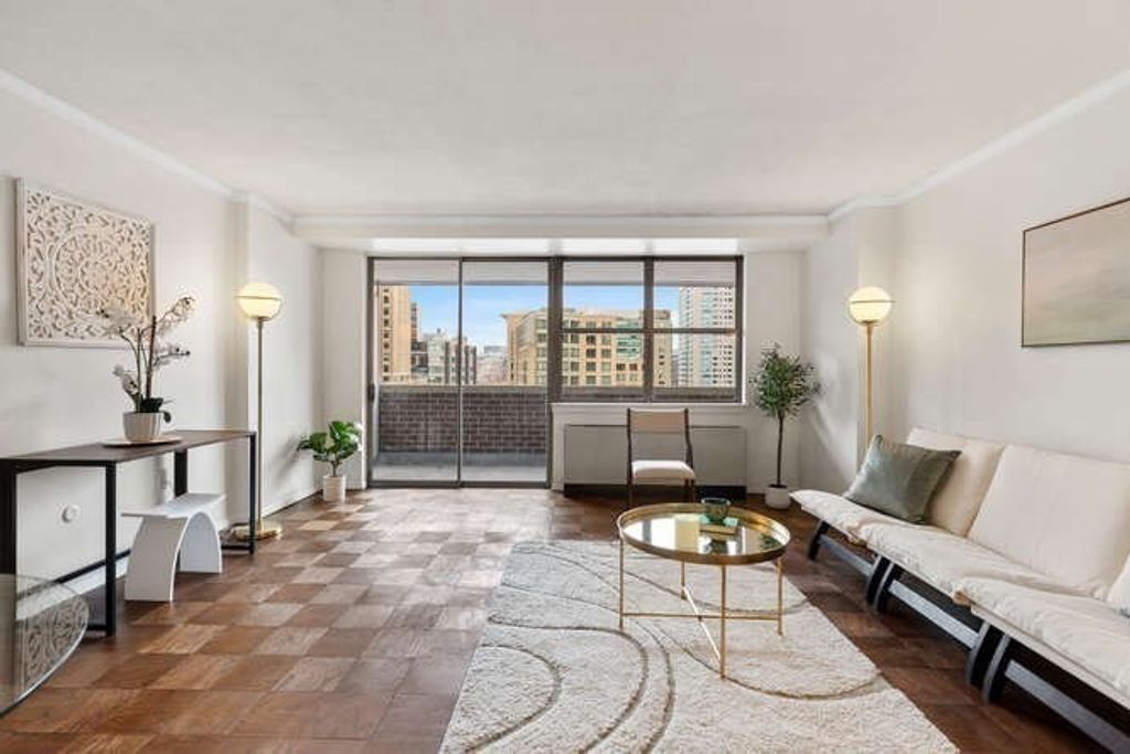 2 Hawthorne Pl 8C, Boston, MA 02114