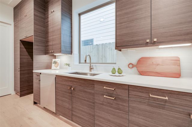 1312 Castle Court A, Houston, TX 77006