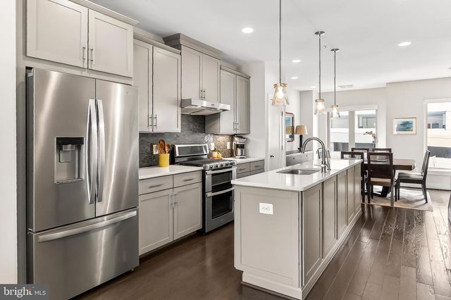 1910 CHAPMAN AVE, Rockville, MD 20852