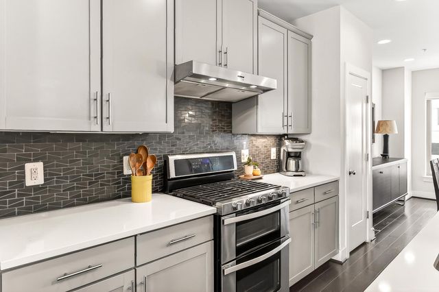 1910 CHAPMAN AVE, Rockville, MD 20852