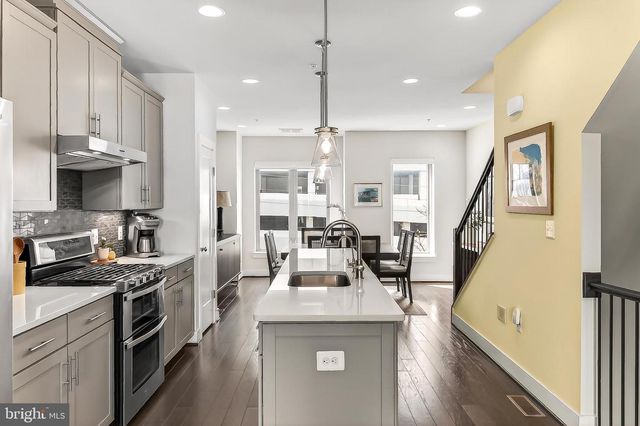 1910 CHAPMAN AVE, Rockville, MD 20852