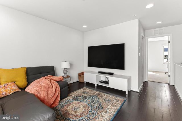 1910 CHAPMAN AVE, Rockville, MD 20852