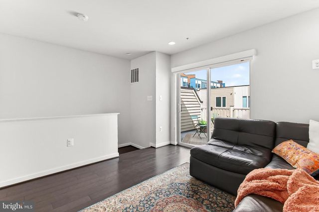 1910 CHAPMAN AVE, Rockville, MD 20852