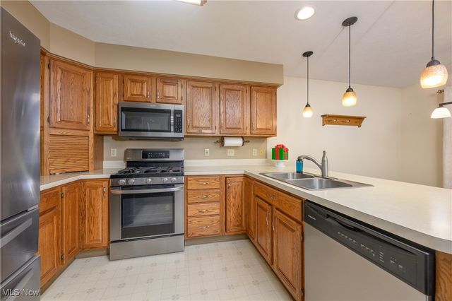 1283 S Azalea Boulevard, Barberton, OH 44203