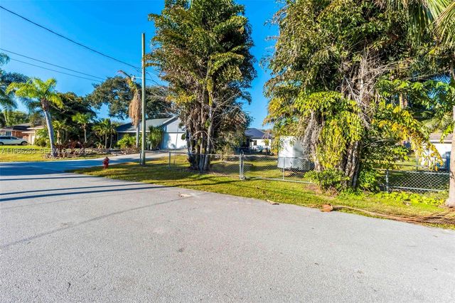 6581 Riparian Rd, Lake Worth, FL 33462